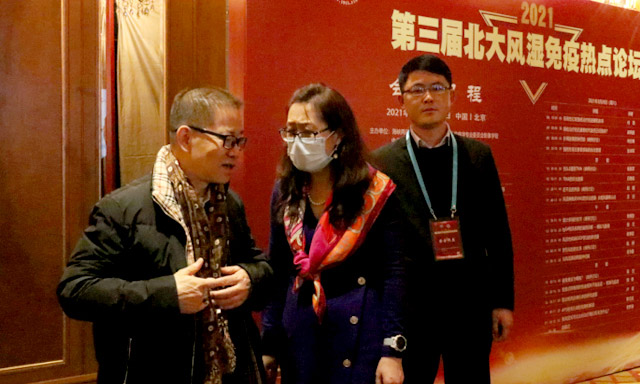 图:会议间歇我院名誉院长黄慈波教授、北京大学
医院张卓莉教授、我院郑家琛主任交换学术观点、意见.jpg
